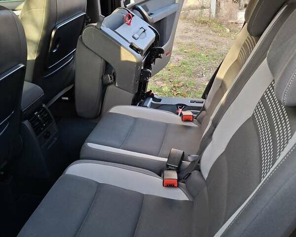 Красный Фольксваген Туран, объемом двигателя 1.6 л и пробегом 220 тыс. км за 12000 $, фото 5 на Automoto.ua