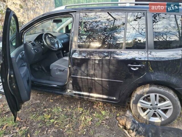 Красный Фольксваген Туран, объемом двигателя 1.6 л и пробегом 220 тыс. км за 12000 $, фото 2 на Automoto.ua