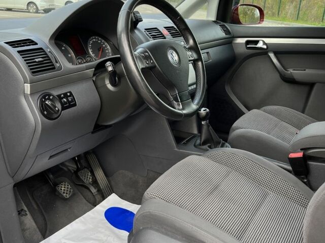 Красный Фольксваген Туран, объемом двигателя 2 л и пробегом 275 тыс. км за 6500 $, фото 21 на Automoto.ua