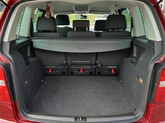 Красный Фольксваген Туран, объемом двигателя 2 л и пробегом 275 тыс. км за 6500 $, фото 12 на Automoto.ua