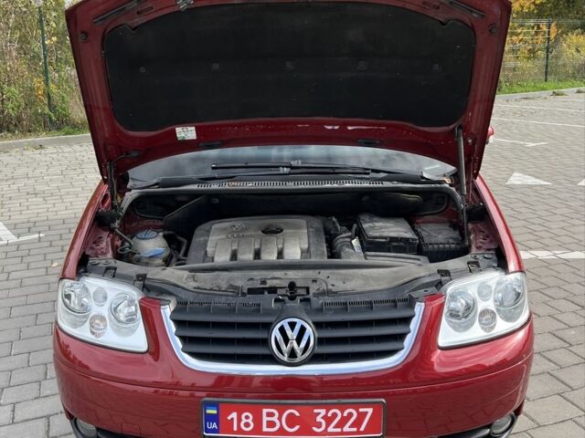 Красный Фольксваген Туран, объемом двигателя 2 л и пробегом 275 тыс. км за 6500 $, фото 9 на Automoto.ua