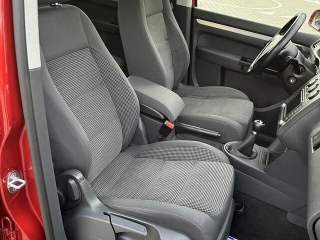 Красный Фольксваген Туран, объемом двигателя 2 л и пробегом 275 тыс. км за 6500 $, фото 19 на Automoto.ua