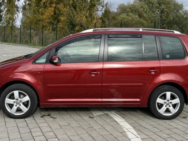 Красный Фольксваген Туран, объемом двигателя 2 л и пробегом 275 тыс. км за 6500 $, фото 3 на Automoto.ua