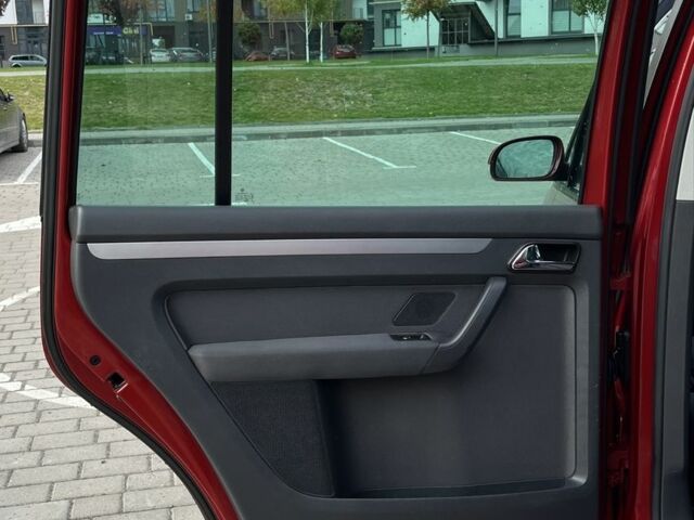 Красный Фольксваген Туран, объемом двигателя 2 л и пробегом 275 тыс. км за 6500 $, фото 15 на Automoto.ua