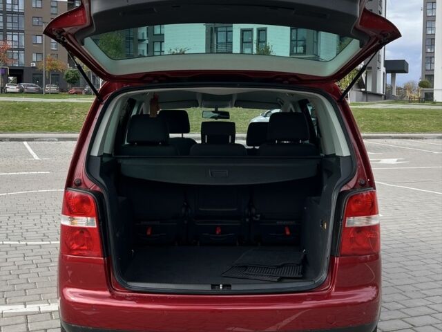 Красный Фольксваген Туран, объемом двигателя 2 л и пробегом 275 тыс. км за 6500 $, фото 11 на Automoto.ua