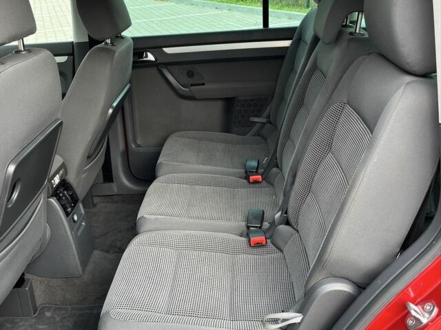 Красный Фольксваген Туран, объемом двигателя 2 л и пробегом 275 тыс. км за 6500 $, фото 16 на Automoto.ua