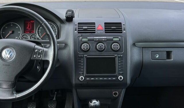 Красный Фольксваген Туран, объемом двигателя 2 л и пробегом 275 тыс. км за 6500 $, фото 23 на Automoto.ua