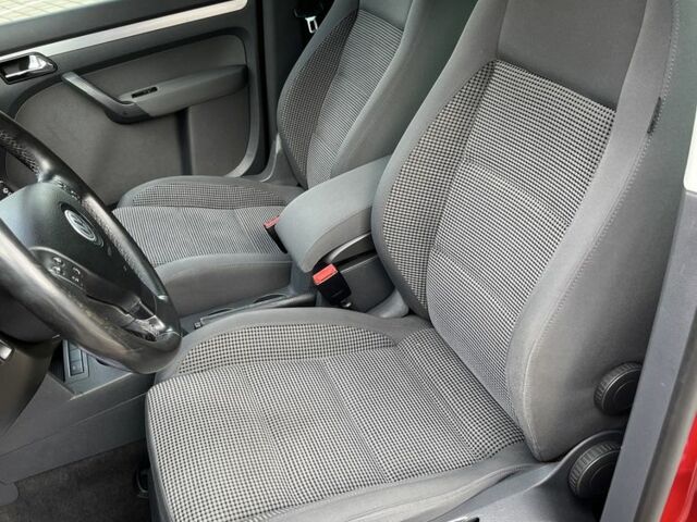 Красный Фольксваген Туран, объемом двигателя 2 л и пробегом 275 тыс. км за 6500 $, фото 22 на Automoto.ua