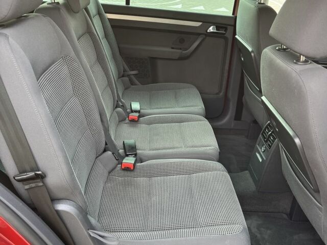 Красный Фольксваген Туран, объемом двигателя 2 л и пробегом 275 тыс. км за 6500 $, фото 14 на Automoto.ua