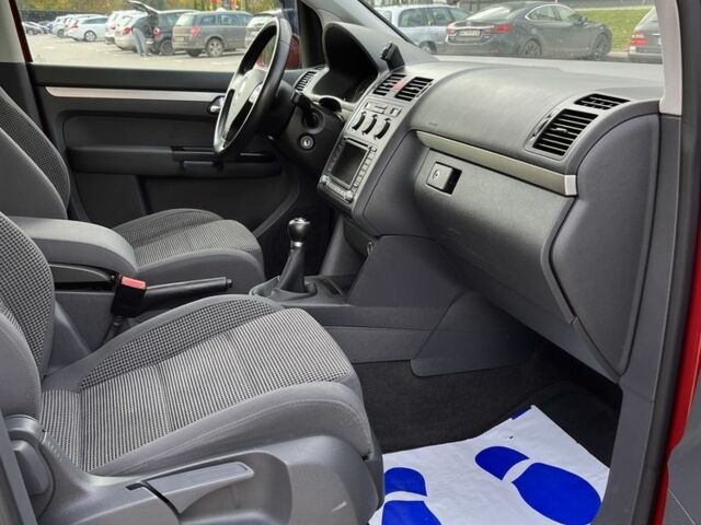 Красный Фольксваген Туран, объемом двигателя 2 л и пробегом 275 тыс. км за 6500 $, фото 18 на Automoto.ua