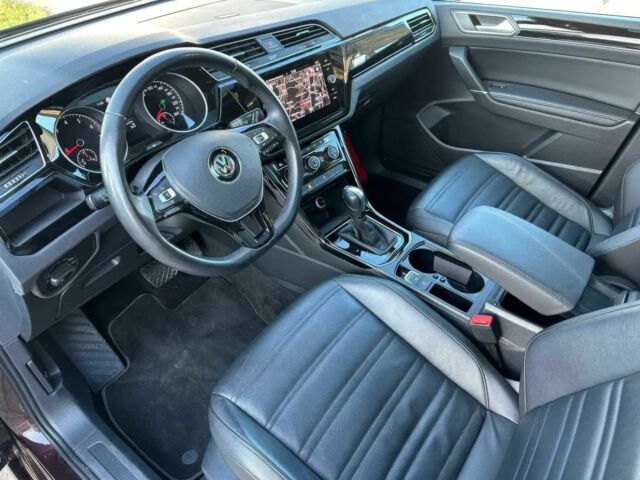 Красный Фольксваген Туран, объемом двигателя 1.5 л и пробегом 35 тыс. км за 9800 $, фото 6 на Automoto.ua