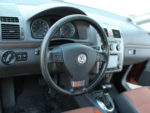 Красный Фольксваген Туран, объемом двигателя 1.4 л и пробегом 220 тыс. км за 8000 $, фото 6 на Automoto.ua