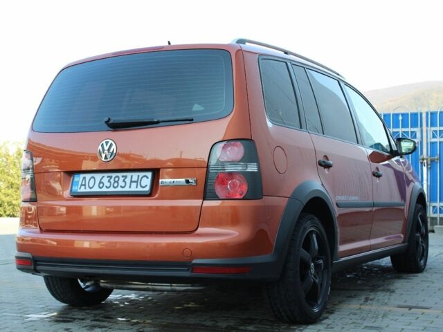 Красный Фольксваген Туран, объемом двигателя 1.4 л и пробегом 220 тыс. км за 8000 $, фото 7 на Automoto.ua