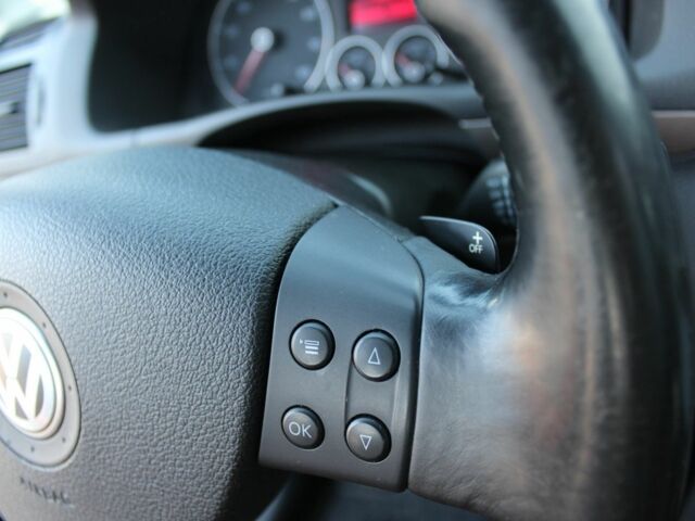 Красный Фольксваген Туран, объемом двигателя 1.4 л и пробегом 220 тыс. км за 8000 $, фото 1 на Automoto.ua