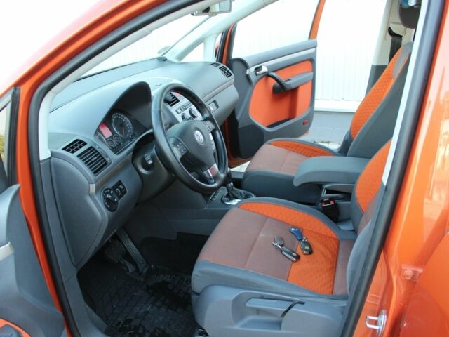 Красный Фольксваген Туран, объемом двигателя 1.4 л и пробегом 220 тыс. км за 8000 $, фото 4 на Automoto.ua