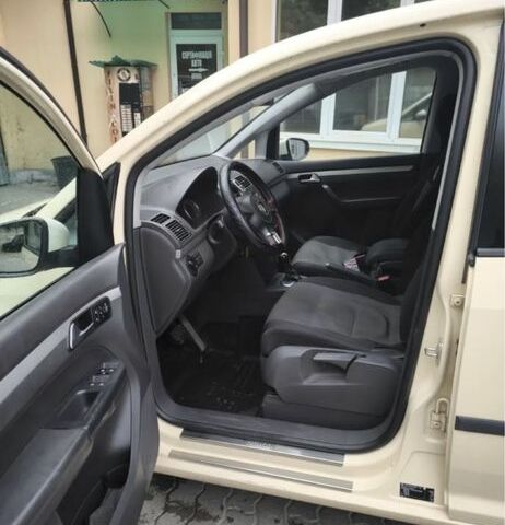 Жовтий Фольксваген Туран, об'ємом двигуна 1.6 л та пробігом 380 тис. км за 8000 $, фото 5 на Automoto.ua