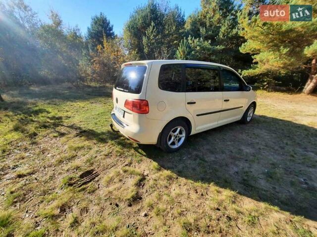 Желтый Фольксваген Туран, объемом двигателя 1.6 л и пробегом 369 тыс. км за 9700 $, фото 10 на Automoto.ua