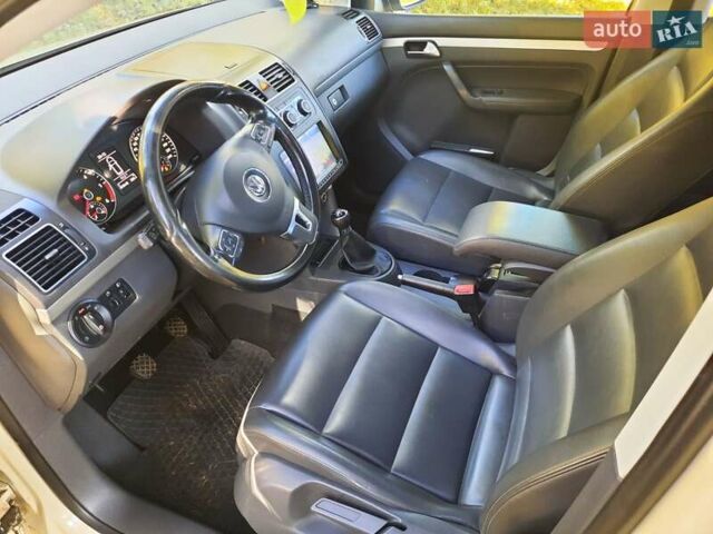 Желтый Фольксваген Туран, объемом двигателя 1.6 л и пробегом 369 тыс. км за 9700 $, фото 19 на Automoto.ua