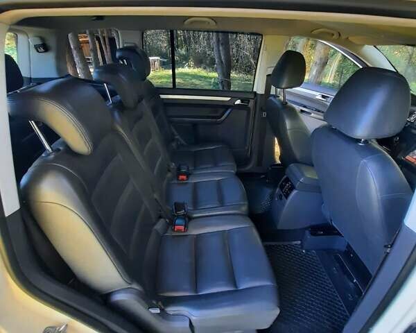 Желтый Фольксваген Туран, объемом двигателя 1.6 л и пробегом 369 тыс. км за 9700 $, фото 21 на Automoto.ua