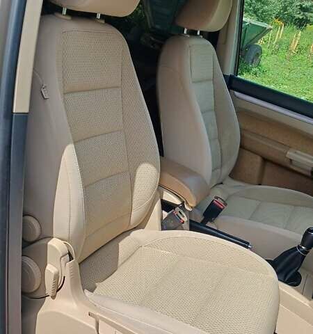 Желтый Фольксваген Туран, объемом двигателя 2 л и пробегом 259 тыс. км за 10600 $, фото 2 на Automoto.ua