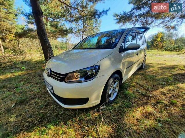 Желтый Фольксваген Туран, объемом двигателя 1.6 л и пробегом 369 тыс. км за 9700 $, фото 1 на Automoto.ua