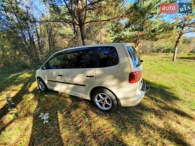 Желтый Фольксваген Туран, объемом двигателя 1.6 л и пробегом 369 тыс. км за 9700 $, фото 5 на Automoto.ua