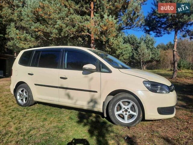 Желтый Фольксваген Туран, объемом двигателя 1.6 л и пробегом 369 тыс. км за 9700 $, фото 12 на Automoto.ua