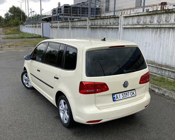 Желтый Фольксваген Туран, объемом двигателя 1.39 л и пробегом 200 тыс. км за 10000 $, фото 1 на Automoto.ua