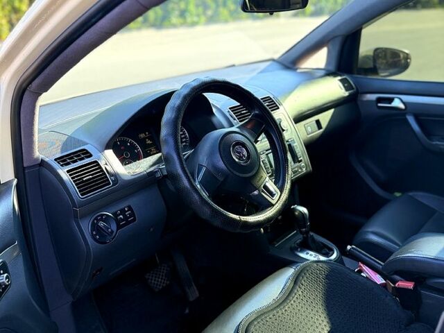 Желтый Фольксваген Туран, объемом двигателя 1.6 л и пробегом 255 тыс. км за 9450 $, фото 4 на Automoto.ua