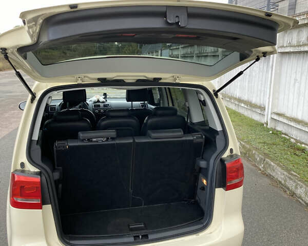 Желтый Фольксваген Туран, объемом двигателя 1.39 л и пробегом 200 тыс. км за 10000 $, фото 4 на Automoto.ua