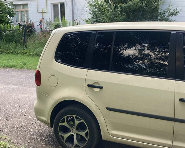 Фольксваген Туран 2013 в Чернигове на Automoto.ua Желтый Фольксваген Туран, объемом двигателя 1.6 л и пробегом 360 тыс. км за 7500 $, фото 6 на Automoto.ua