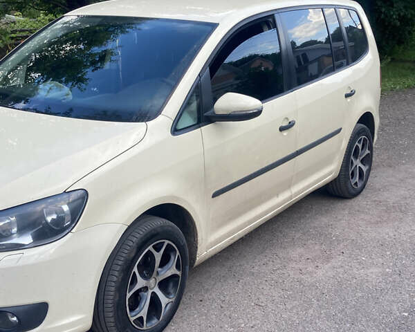 Фольксваген Туран 2013 в Чернигове на Automoto.ua Желтый Фольксваген Туран, объемом двигателя 1.6 л и пробегом 360 тыс. км за 7500 $, фото 1 на Automoto.ua