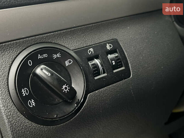 Желтый Фольксваген Туран, объемом двигателя 1.97 л и пробегом 213 тыс. км за 8990 $, фото 15 на Automoto.ua