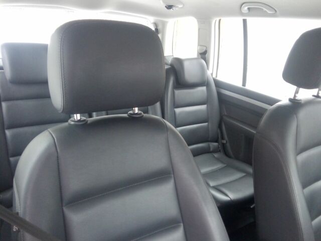 Желтый Фольксваген Туран, объемом двигателя 2 л и пробегом 380 тыс. км за 8000 $, фото 1 на Automoto.ua