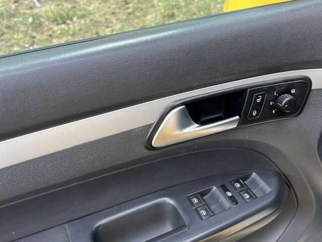 Жовтий Фольксваген Туран, об'ємом двигуна 2 л та пробігом 330 тис. км за 8500 $, фото 8 на Automoto.ua