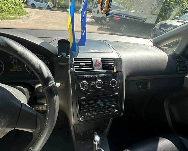 Желтый Фольксваген Туран, объемом двигателя 1.97 л и пробегом 336 тыс. км за 9599 $, фото 10 на Automoto.ua