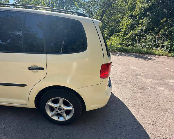 Желтый Фольксваген Туран, объемом двигателя 1.97 л и пробегом 336 тыс. км за 9599 $, фото 13 на Automoto.ua