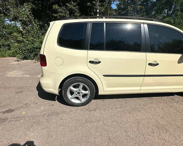 Желтый Фольксваген Туран, объемом двигателя 1.97 л и пробегом 336 тыс. км за 9599 $, фото 3 на Automoto.ua