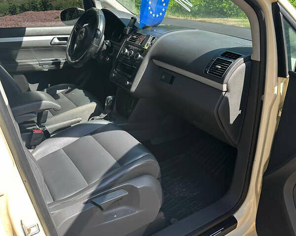 Желтый Фольксваген Туран, объемом двигателя 1.97 л и пробегом 336 тыс. км за 9599 $, фото 7 на Automoto.ua