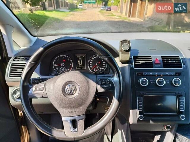 Желтый Фольксваген Туран, объемом двигателя 2 л и пробегом 214 тыс. км за 12500 $, фото 2 на Automoto.ua