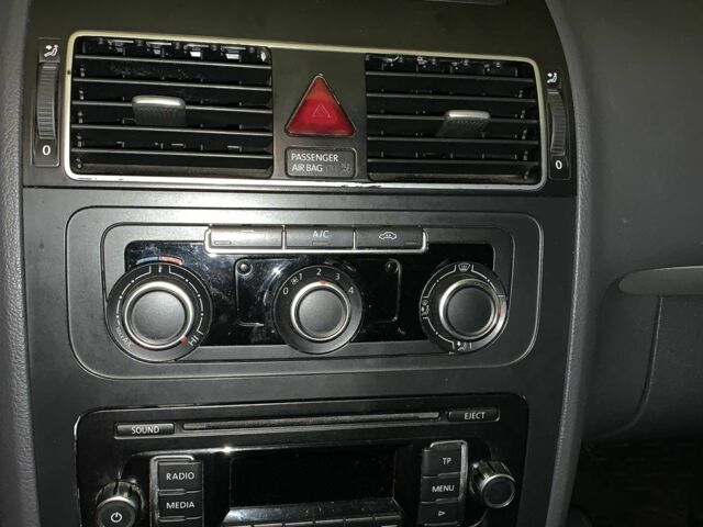 Желтый Фольксваген Туран, объемом двигателя 2 л и пробегом 380 тыс. км за 8000 $, фото 3 на Automoto.ua