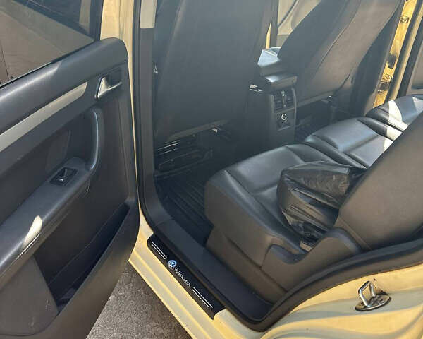 Желтый Фольксваген Туран, объемом двигателя 1.97 л и пробегом 336 тыс. км за 9599 $, фото 9 на Automoto.ua