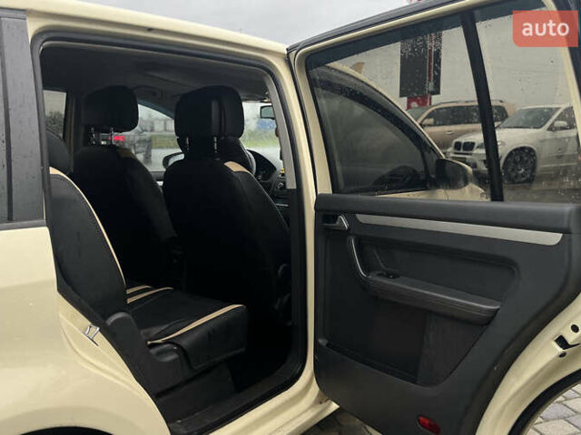 Желтый Фольксваген Туран, объемом двигателя 1.97 л и пробегом 213 тыс. км за 8990 $, фото 21 на Automoto.ua