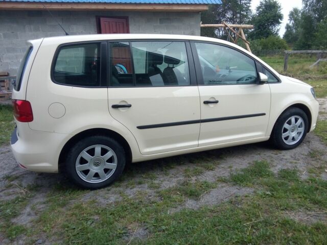 Желтый Фольксваген Туран, объемом двигателя 2 л и пробегом 380 тыс. км за 8000 $, фото 7 на Automoto.ua