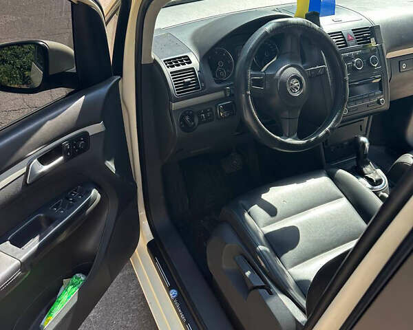 Желтый Фольксваген Туран, объемом двигателя 1.97 л и пробегом 336 тыс. км за 9599 $, фото 6 на Automoto.ua