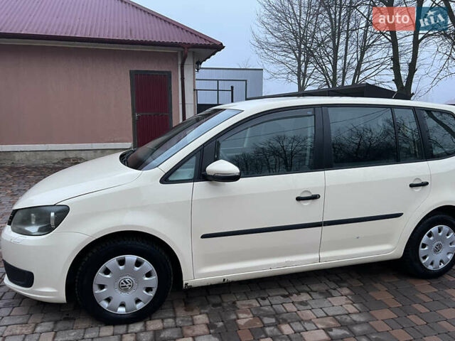 Желтый Фольксваген Туран, объемом двигателя 1.6 л и пробегом 295 тыс. км за 9900 $, фото 1 на Automoto.ua