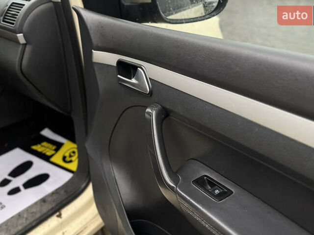 Желтый Фольксваген Туран, объемом двигателя 1.97 л и пробегом 213 тыс. км за 8990 $, фото 19 на Automoto.ua