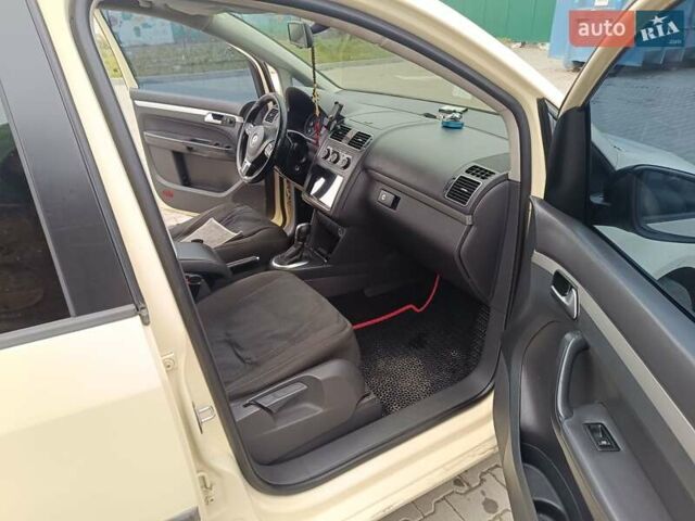 Желтый Фольксваген Туран, объемом двигателя 2 л и пробегом 300 тыс. км за 7899 $, фото 12 на Automoto.ua