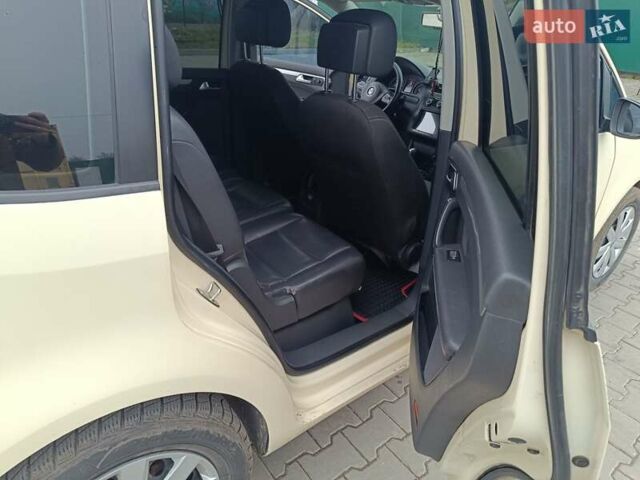 Желтый Фольксваген Туран, объемом двигателя 2 л и пробегом 300 тыс. км за 7899 $, фото 11 на Automoto.ua