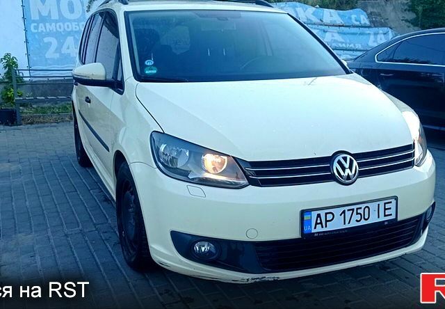 Желтый Фольксваген Туран, объемом двигателя 2 л и пробегом 207 тыс. км за 9650 $, фото 4 на Automoto.ua